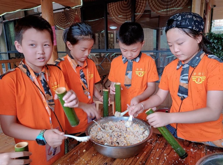 制作竹筒饭，感悟劳动真谛，第九期晋鹰汇桂林站第八天正在进行中...