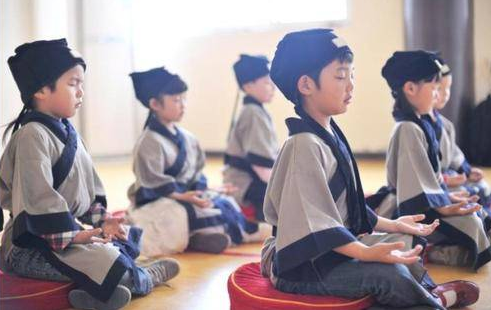 晋小鹰少儿礼仪课——人无礼则不立,做“知礼懂礼”的好少年 晋小鹰少儿礼仪课——人无礼则不立,做“知礼懂礼”的好少年