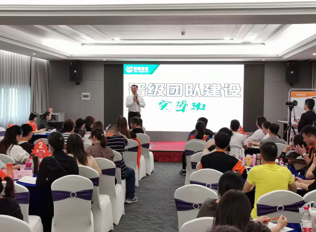 学校门口的托管，卷不出未来了