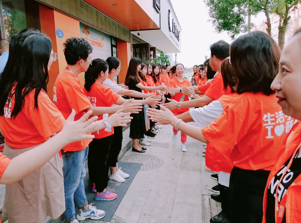 判断托管老师会不会带班，不用听课，站在门口看一眼就懂
